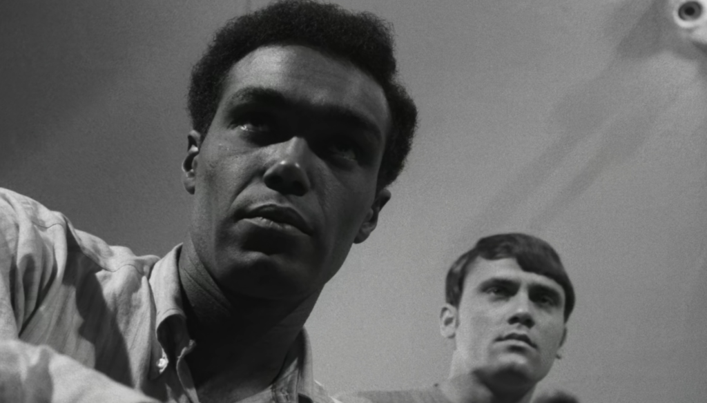 Ben in una scena di Night of the living dead (1968) di George Romero
