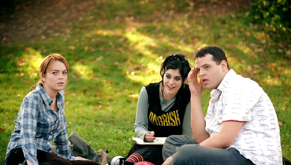 Lindsay Lohan, Lizzy Caplan e Daniel Franzese in una scena di Mean Girls (2004) di Mark Waters