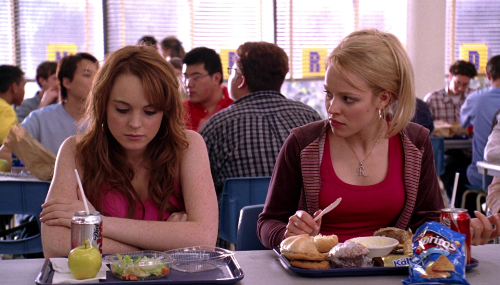 Rachel McAdams e Linsday Lohan in una scena di Mean Girls (2004) di Mark Waters