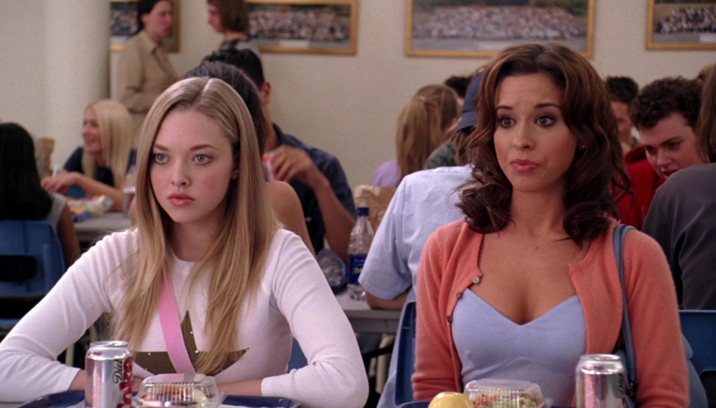 Lacey Chabert e Amanda Seyfried in una scena di Mean Girls (2004) di Mark Waters