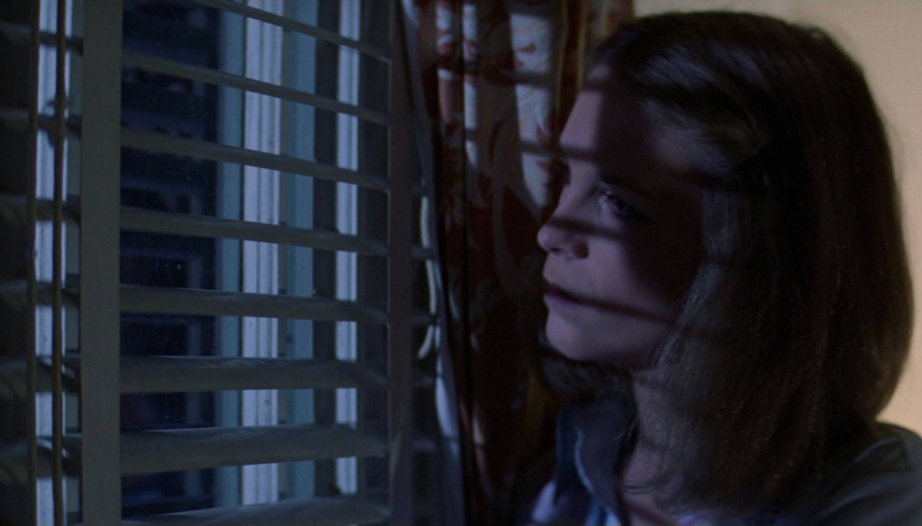 Jamie Lee Curtis in una scena di Halloween (1978) di John Carpenter