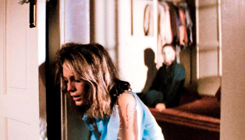 Jamie Lee Curtis in una scena di Halloween (1978) di John Carpenter