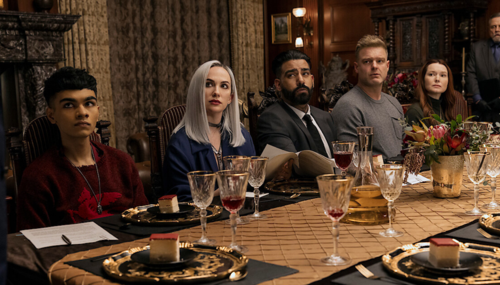 Sauriyan Sapkota, Kate Siegel, Rahul Kohli, Matt Biedel e Samantha Sloyan in una scena di The Fall of the House of Usher (2023) di Mike Flanagan, serie tv Netflix