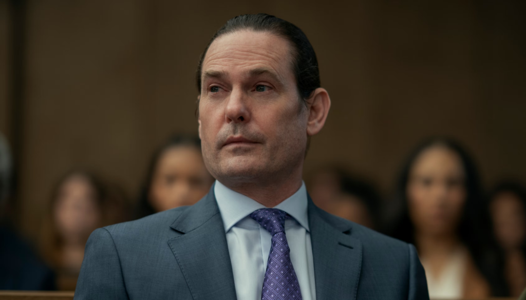 Henry Thomas in una scena di The Fall of the House of Usher (2023) di Mike Flanagan, serie tv Netflix