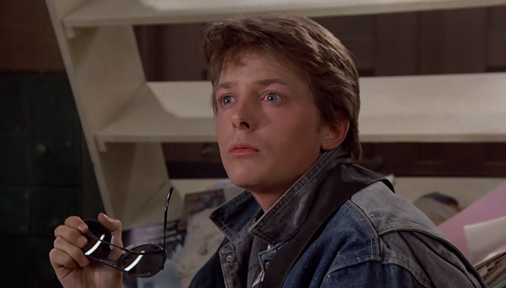 Michael J. Fox in una scena di Back to the future (1985) di Robert Zemeckis