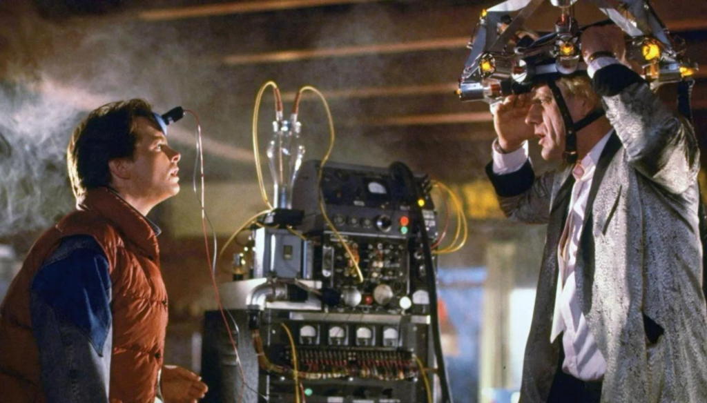 Christopher Lloyd e Michael J. Fox in una scena di Back to the future (1985) di Robert Zemeckis