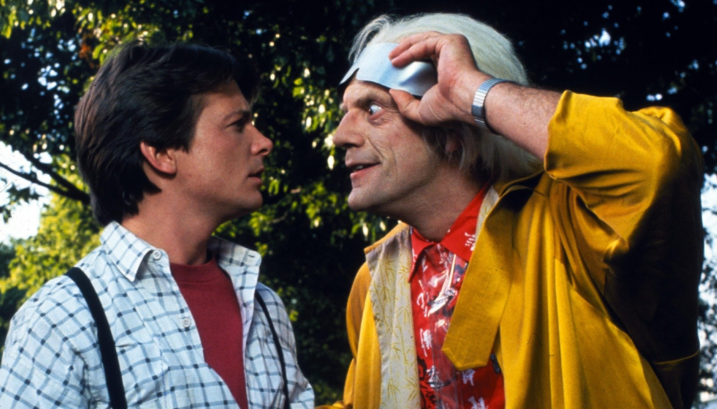 Michael J. Fox e Christopher Lloyd in una scena di Back to the future Part II (1989) di Robert Zemeckis