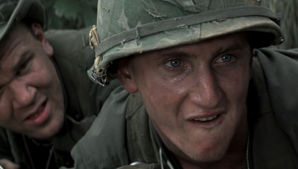 Sean Penn in una scena di Vittime di guerra (1989) di Brian De Palma