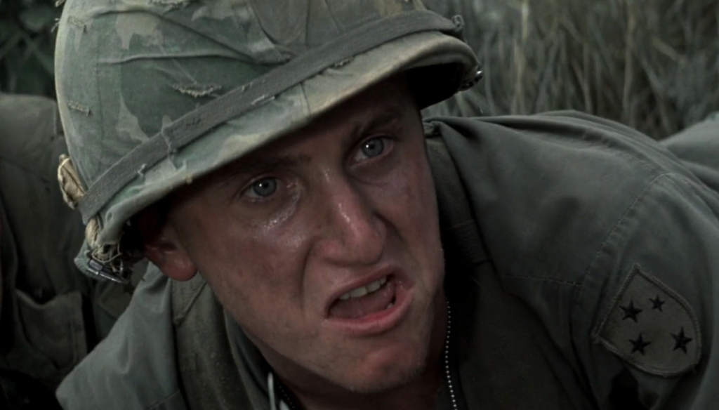 Sean Penn in una scena di Vittime di guerra (1989) di Brian De Palma