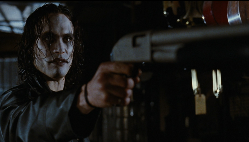 Brandon Lee in una scena de Il Corvo (1994) di Alex Proyas