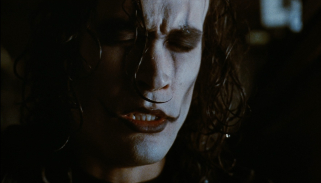 Brandon Lee in una scena de Il Corvo (1994) di Alex Proyas