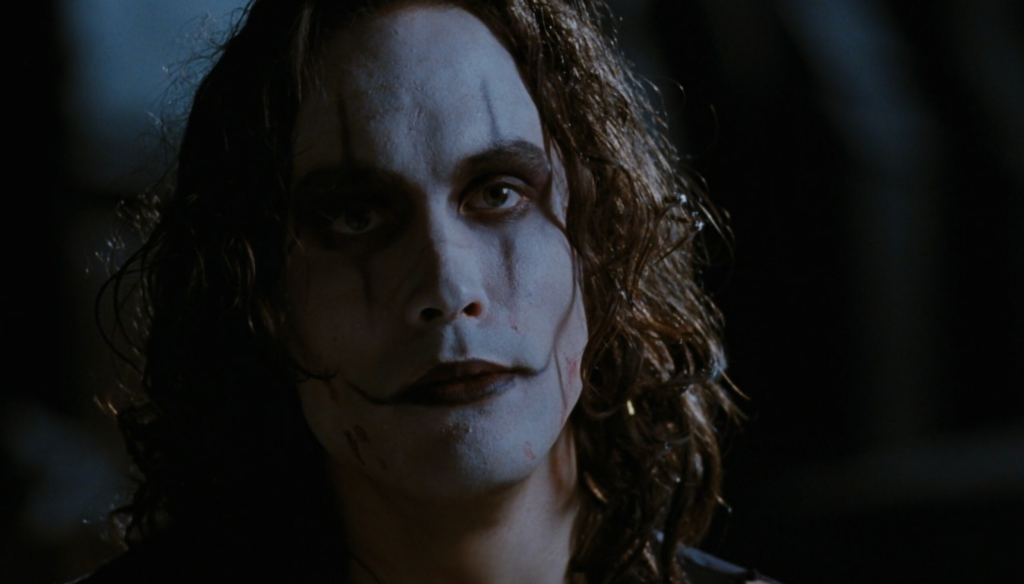 Brandon Lee in una scena de Il Corvo (1994) di Alex Proyas