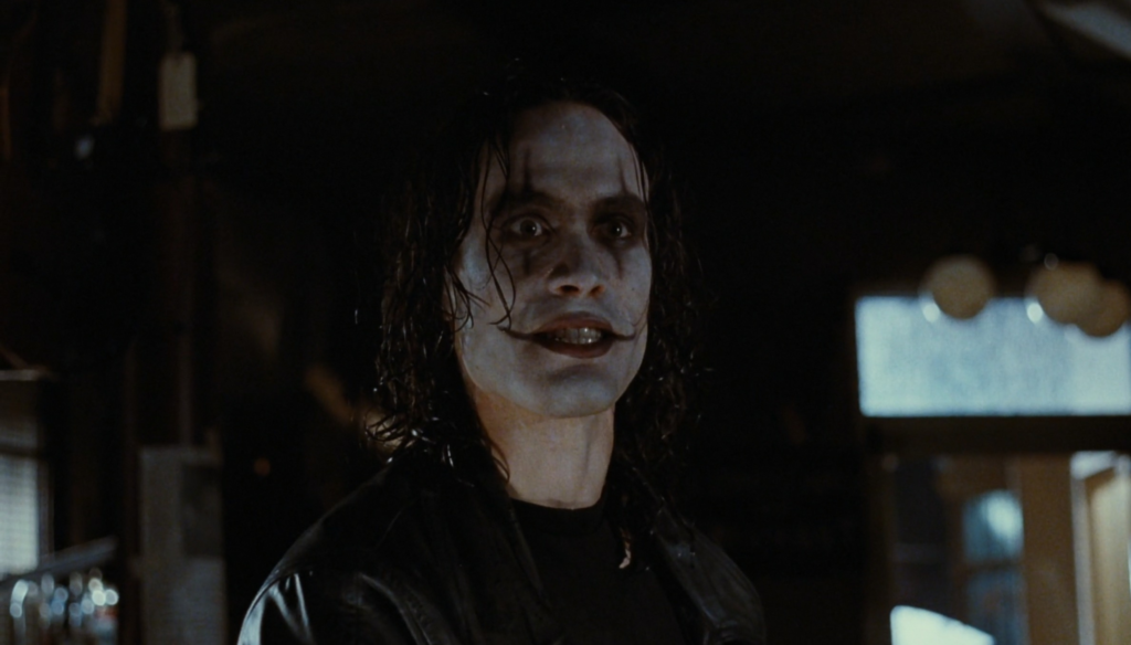 Brandon Lee in una scena de Il Corvo (1994) di Alex Proyas