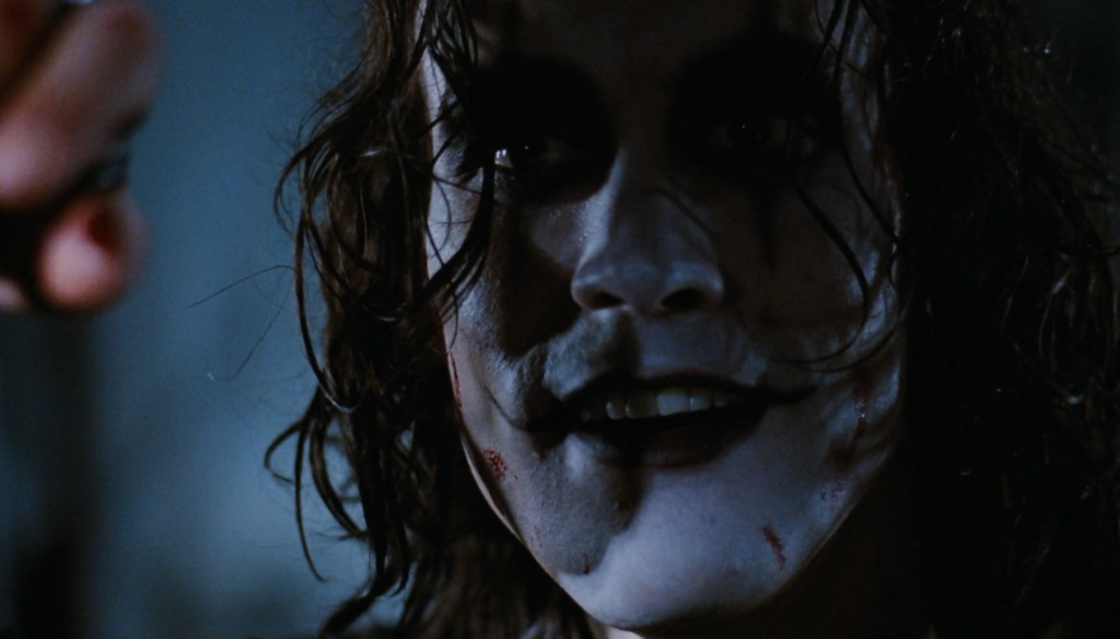 Brandon Lee in una scena de Il Corvo (1994) di Alex Proyas