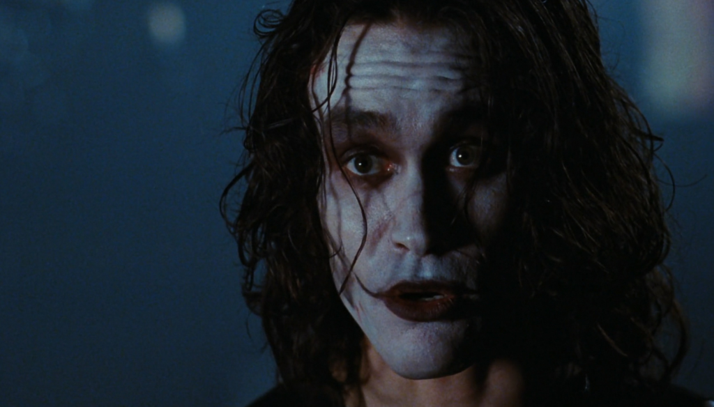 Brandon Lee in una scena de Il Corvo (1994) di Alex Proyas