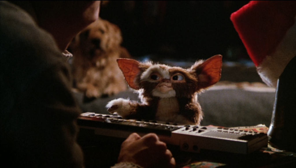 Gizmo in una scena di Gremlins (1984) di Joe Dante