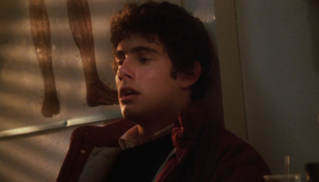 Billy in una scena di Gremlins (1984) di Joe Dante