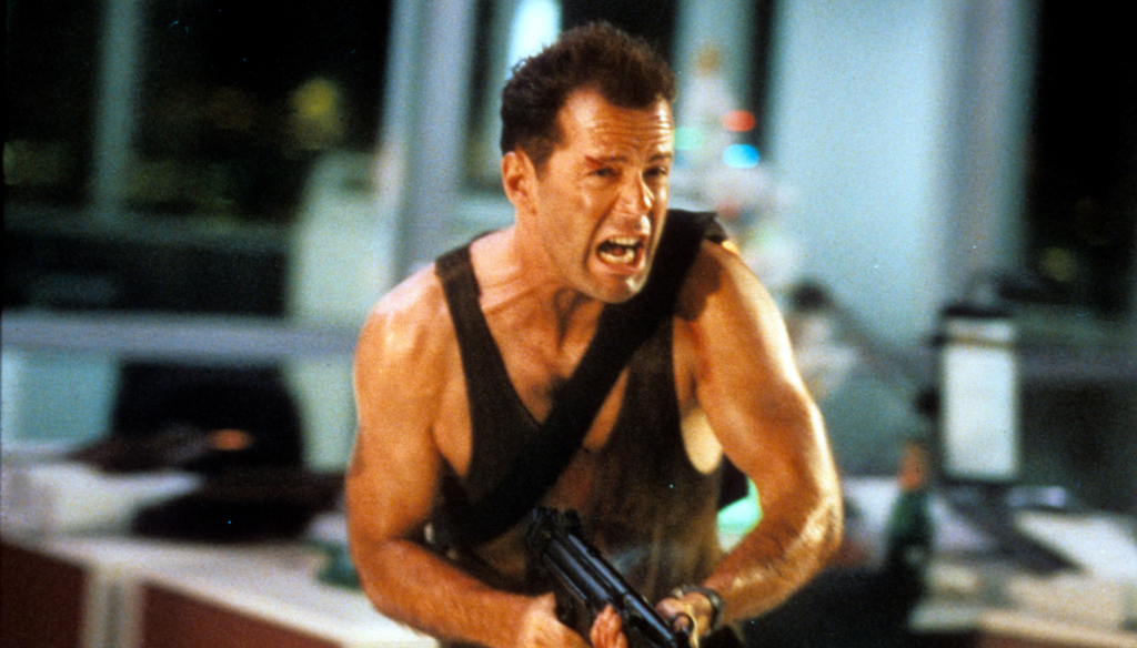 Bruce Willis in una scena di Die Hard (1988) di John McTiernan