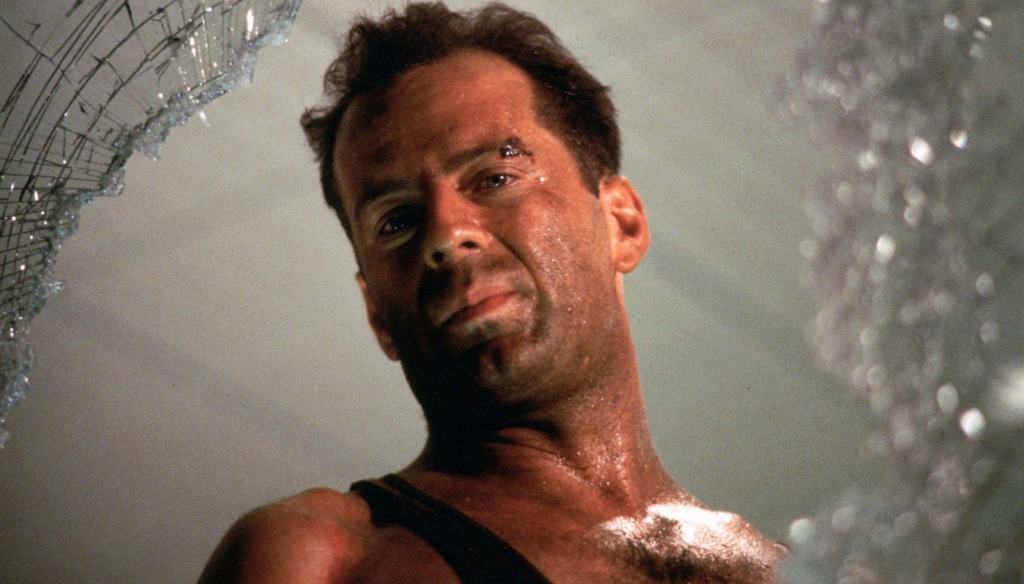 Bruce Willis in una scena di Die Hard (1988) di John McTiernan