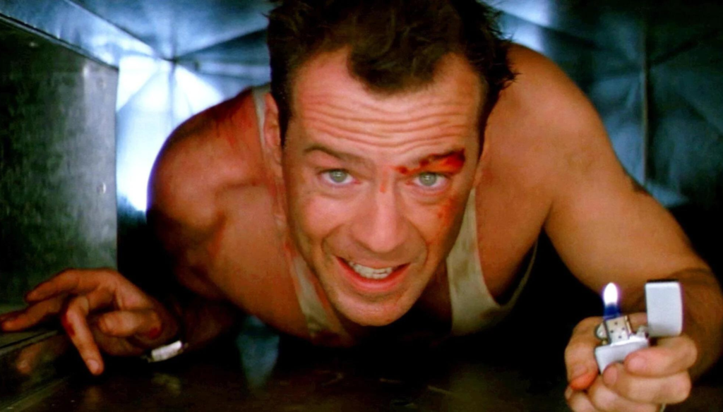 Bruce Willis in una scena di Die Hard (1988) di John McTiernan