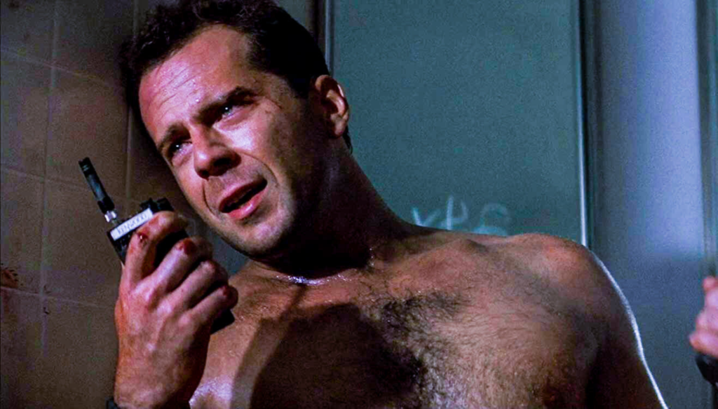 Bruce Willis in una scena di Die Hard (1988) di John McTiernan