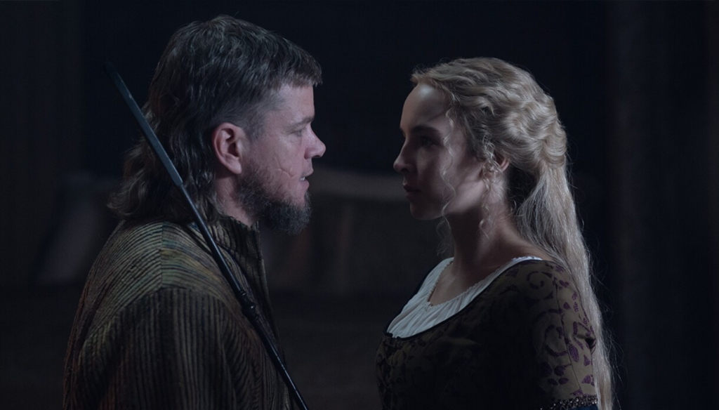 Jodie Comer e Matt Damon in una scena di The Last Duel (2021) di Ridley Scott