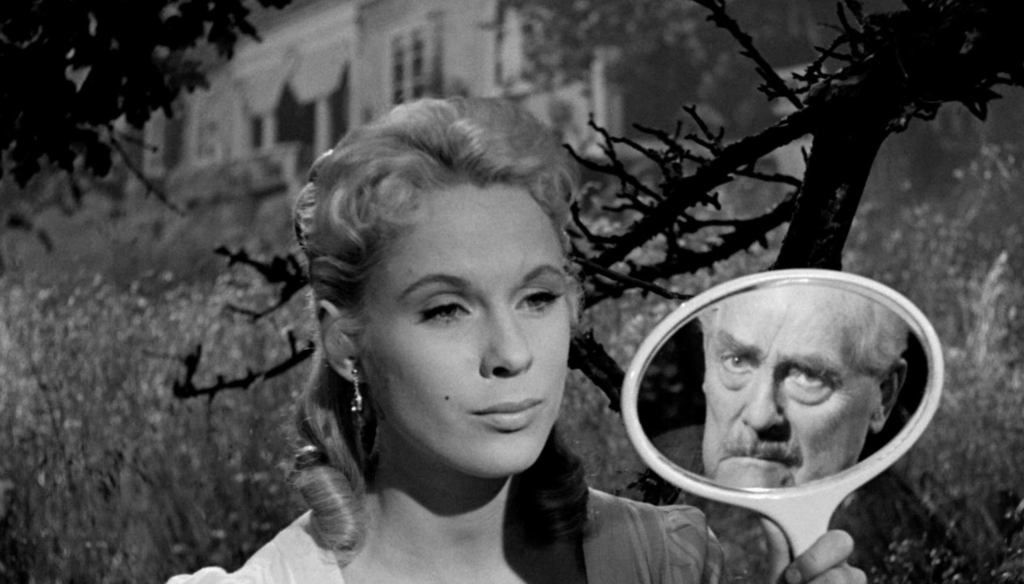 Victor Sjöström e Bibi Andersson in una scena di Il posto delle fragole (1957) di Igmar Bergman