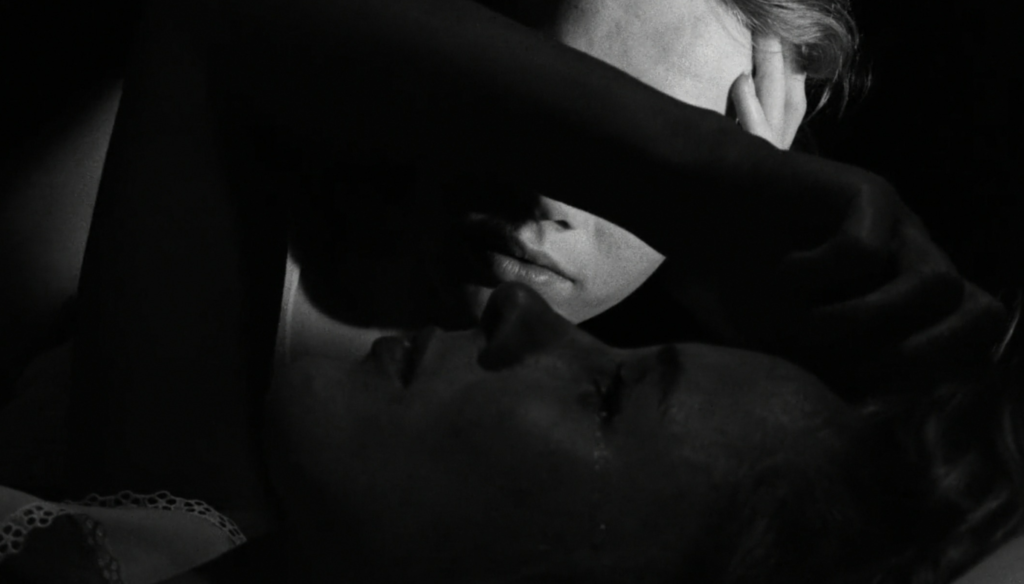 Bibi Andersson e Liv Ullmann in una scena di Persona (1966) di Ingmar Bergman