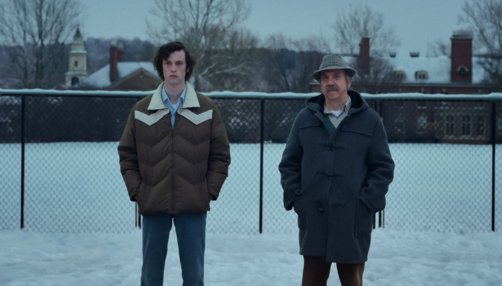 Dominic Sessa e Paul Giamatti in una scena di The Holdovers (2023) di Alexander Payne