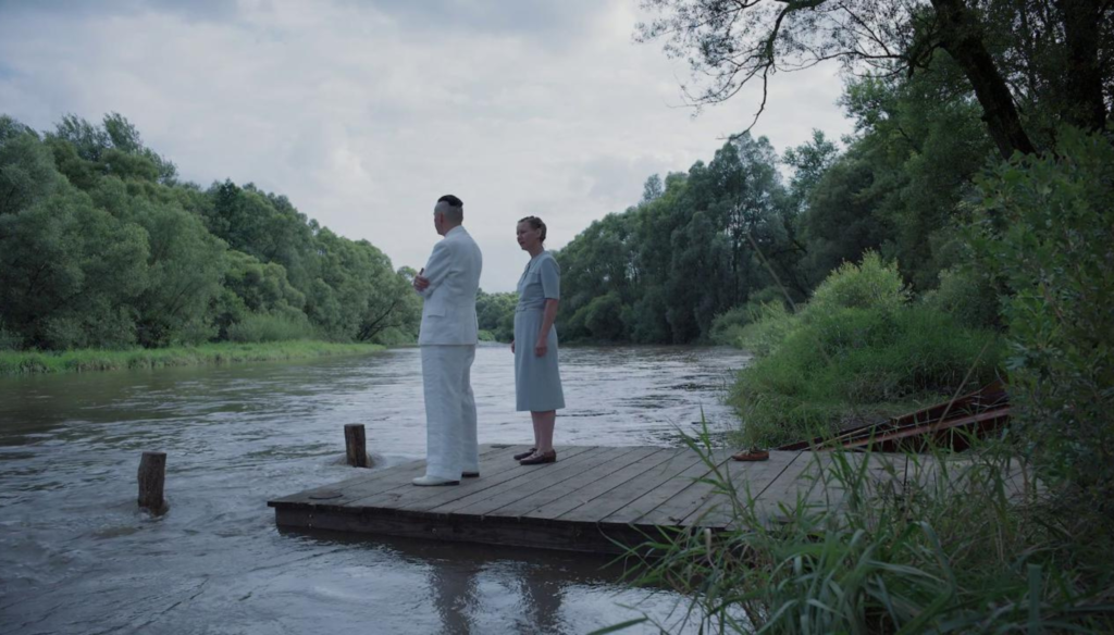 Christian Friedel e Sandra Hüller in una scena de La zona di interesse (2023) di Jonathan Glazer