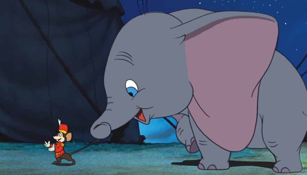 Dumbo e il topolino Timoteo in una scena di Dumbo (1942) di Ben Sharpsteen
