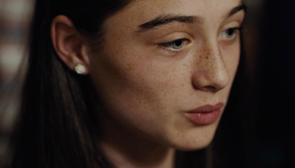 Raffey Cassidy in una scena di Il sacrificio del cervo sacro (2017) di Yorgos Lanthimos