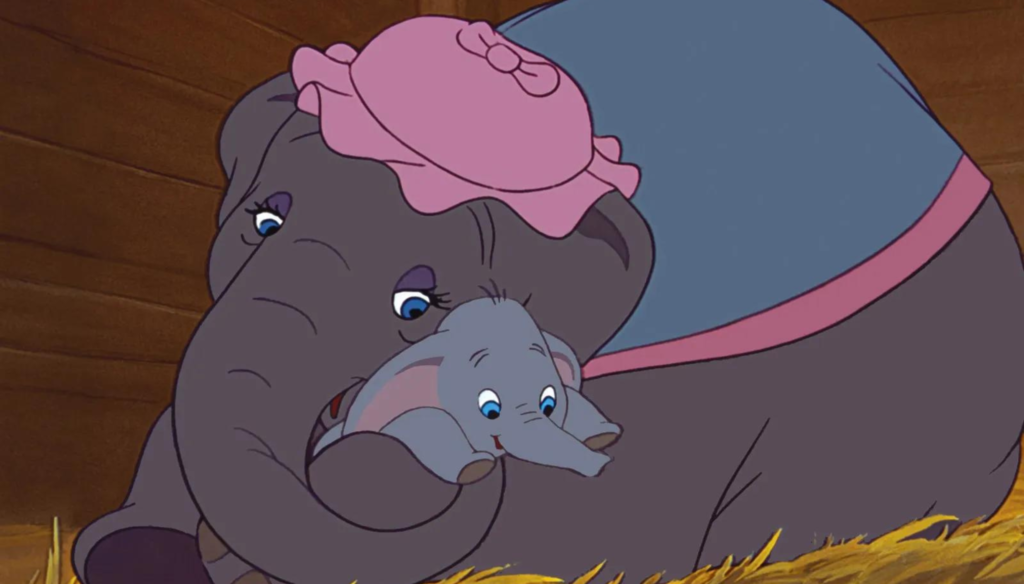 Dumbo e la signora Jumbo in una scena di Dumbo (1942) di Ben Sharpsteen