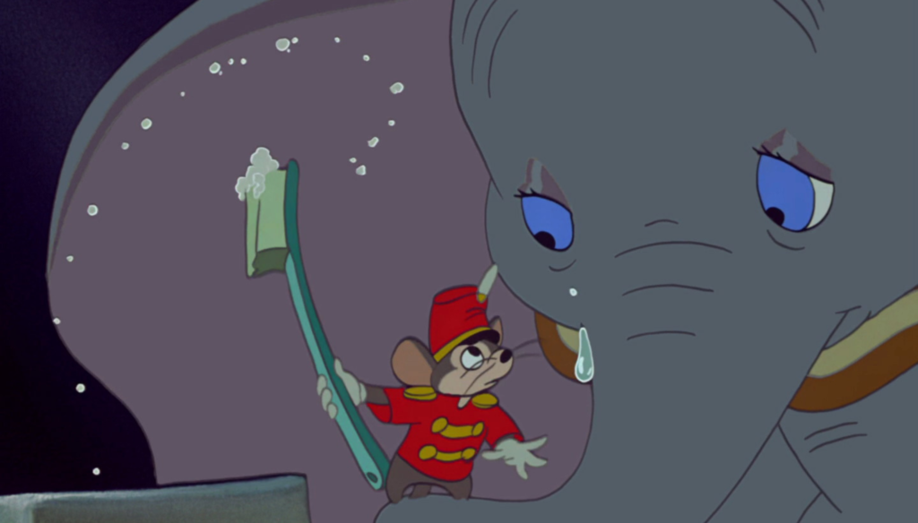 Il topolino Timoteo e Dumbo in una scena di Dumbo (1942) di Ben Sharpsteen