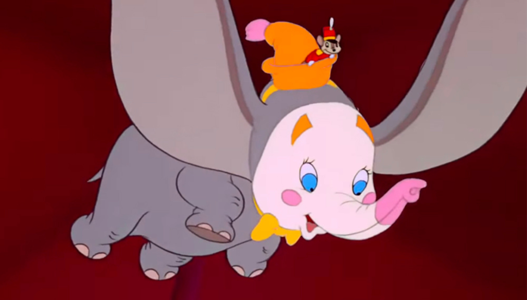 Il topolino Timoteo e Dumbo in una scena di Dumbo (1942) di Ben Sharpsteen
