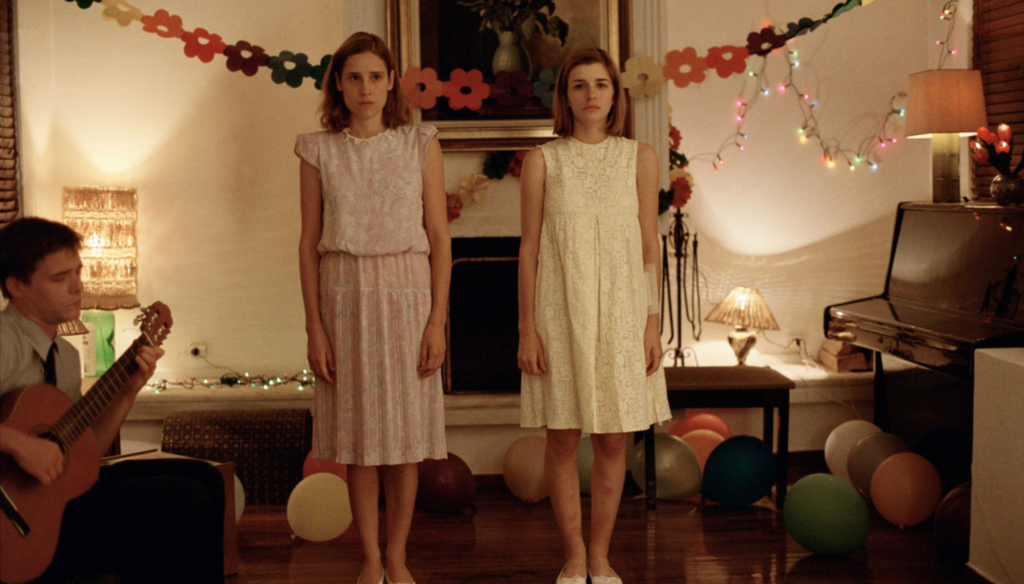 Angeliki Papoulia, Mary Tson e Hristos Passalis in una scena di Dogtooth (2009) di Yorgos Lanthimos