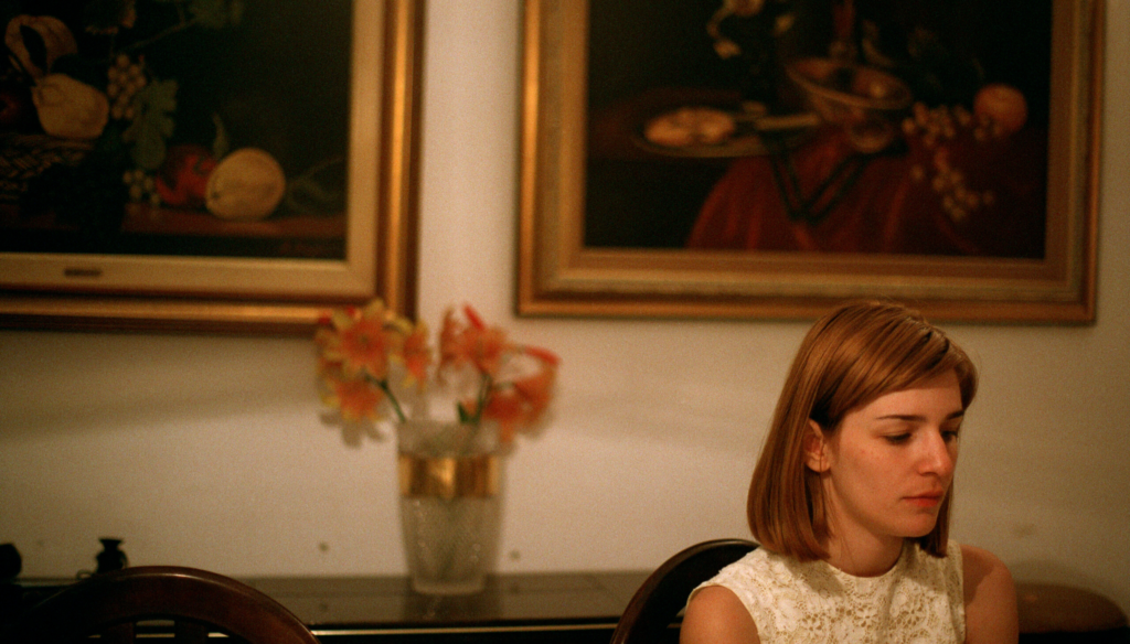 Mary Tson in una scena di Dogtooth (2009) di Yorgos Lanthimos