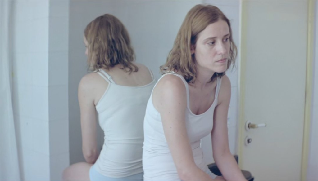 Angeliki Papoulia in una scena di Dogtooth (2009) di Yorgos Lanthimos