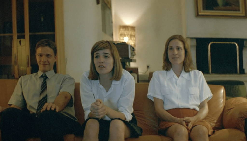 Angeliki Papoulia, Mary Tson e Hristos Passalis in una scena di Dogtooth (2009) di Yorgos Lanthimos