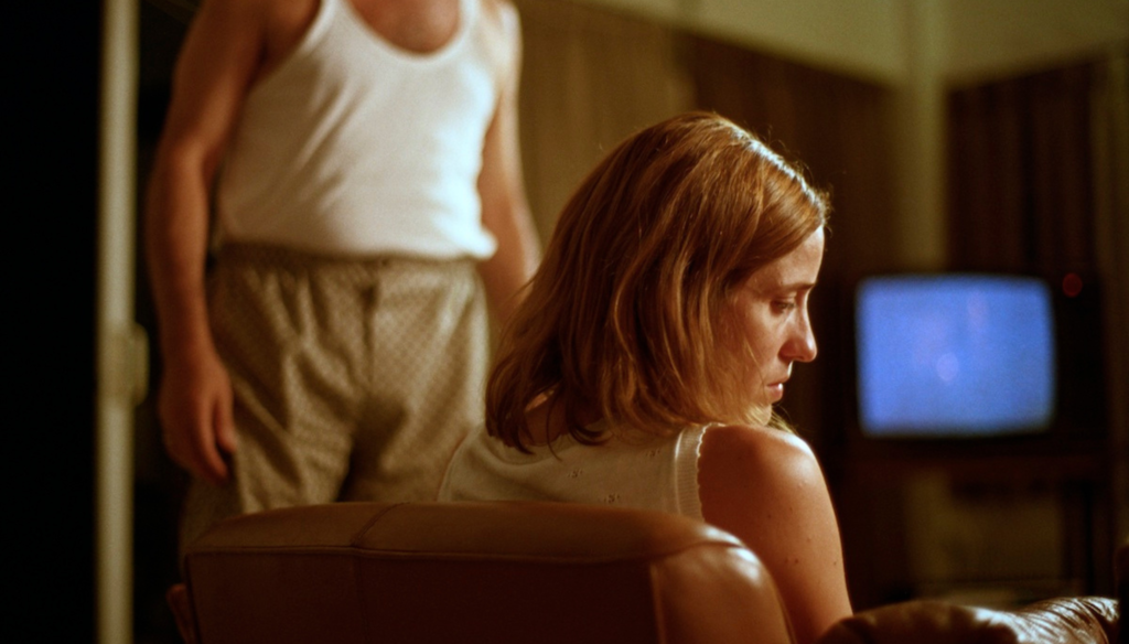 Angeliki Papoulia in una scena di Dogtooth (2009) di Yorgos Lanthimos