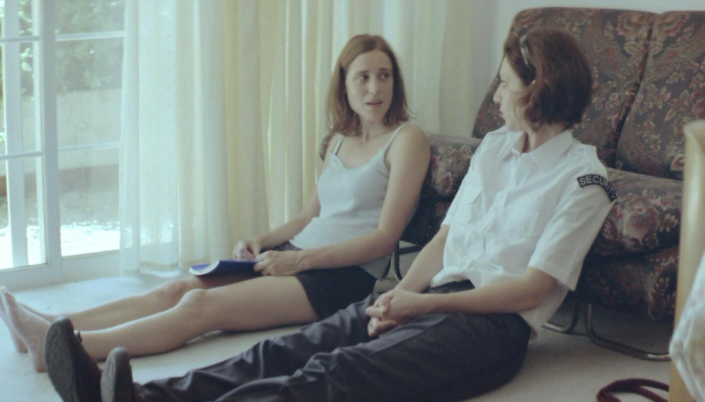 Angeliki Papoulia e Anna Kalaitzidou in una scena di Dogtooth (2009) di Yorgos Lanthimos