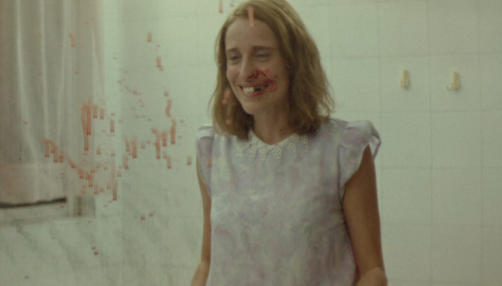 Angeliki Papoulia in una scena di Dogtooth (2009) di Yorgos Lanthimos