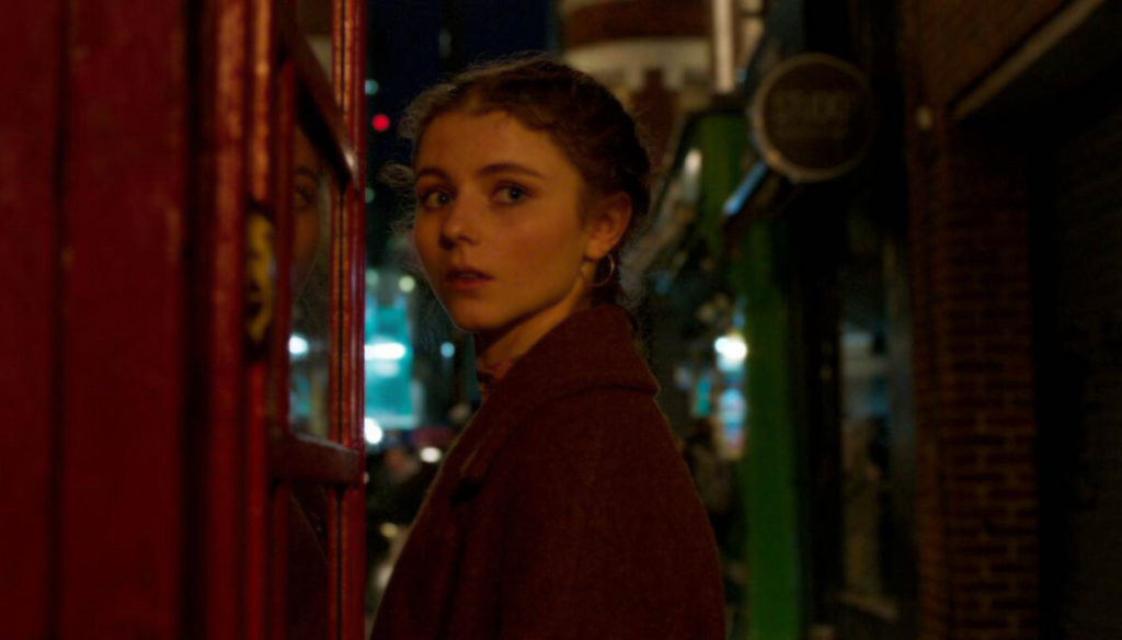 Thomasin McKenzie in una scena di Last night in Soho (2021) di Edward Wright