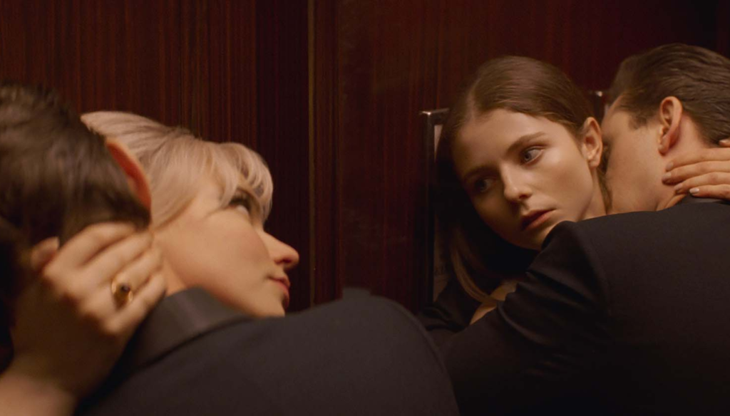 Thomasin McKenzie e Anya Taylor Joy in una scena di Last night in Soho (2021) di Edward Wright