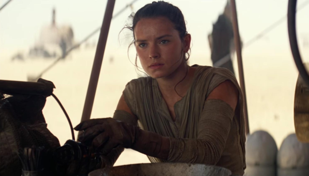 Daisy Ridley in una scena di Star Wars - Il risveglio della Forza (2015) di J.J. Abrams