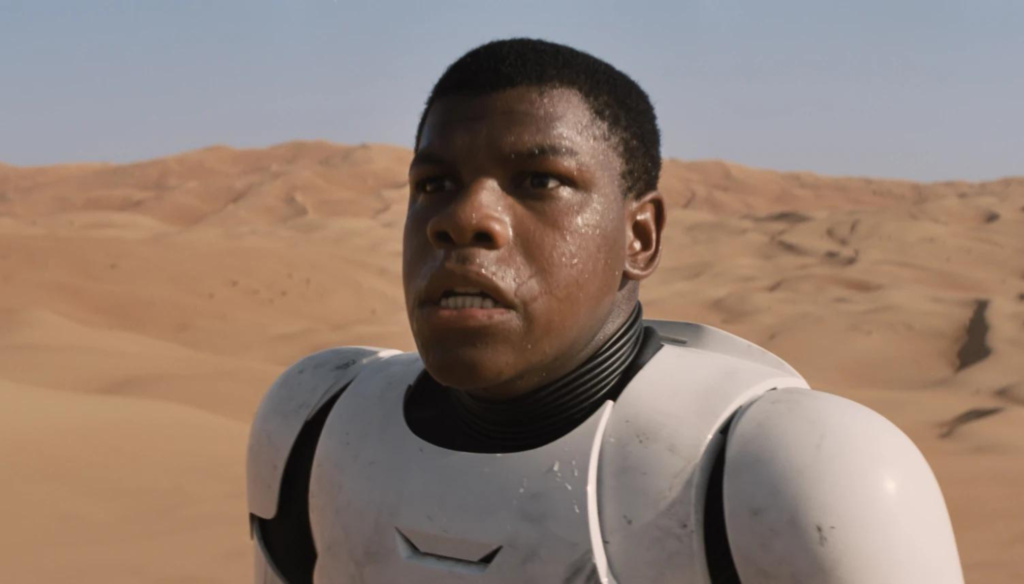 John Boyega in una scena di Star Wars - Il risveglio della Forza (2015) di J.J. Abrams