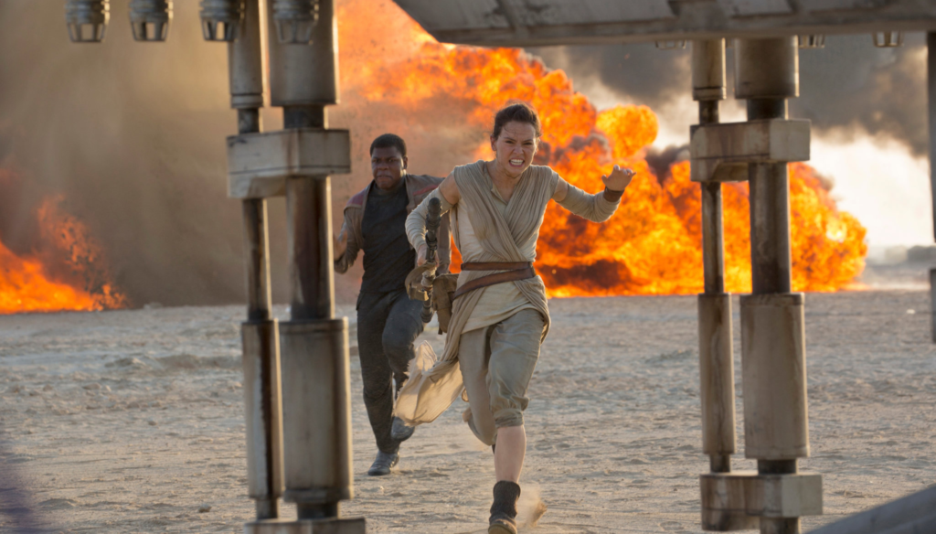 John Boyega e Daisy Ridley in una scena di Star Wars - Il risveglio della Forza (2015) di J.J. Abrams