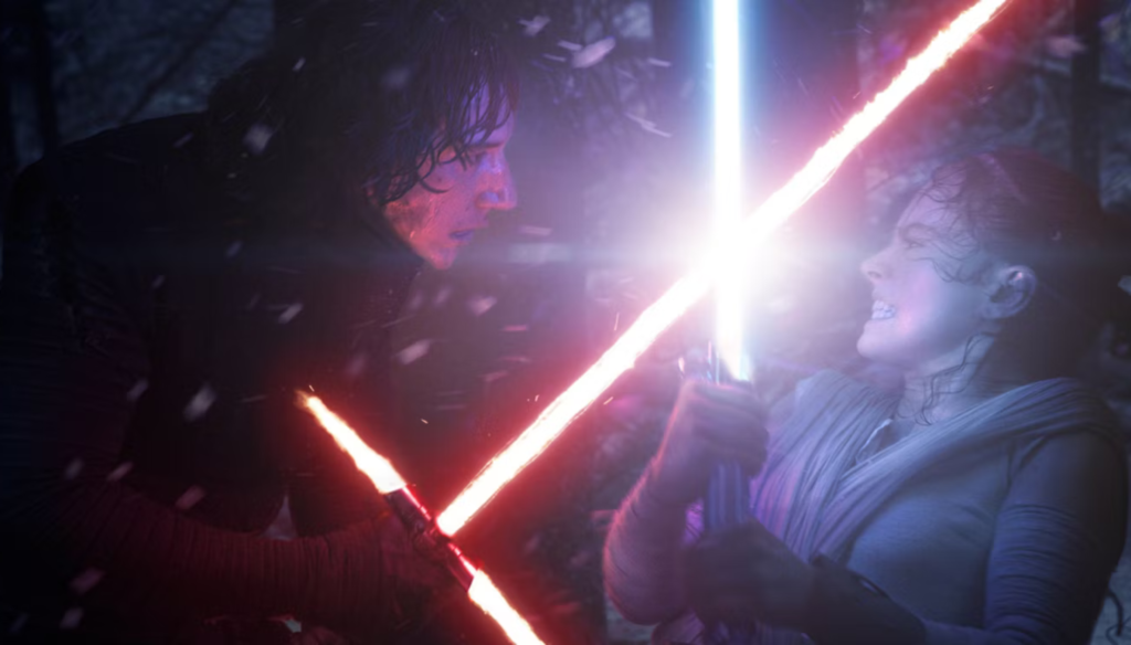 Adam Driver e Daisy Ridley in una scena di Star Wars - Il risveglio della Forza (2015) di J.J. Abrams