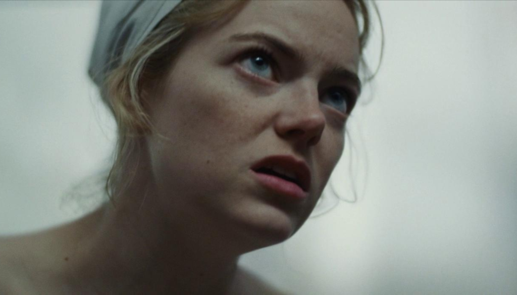 Emma Stone in una scena di La Favorita (2018) di Yorgos Lanthimos