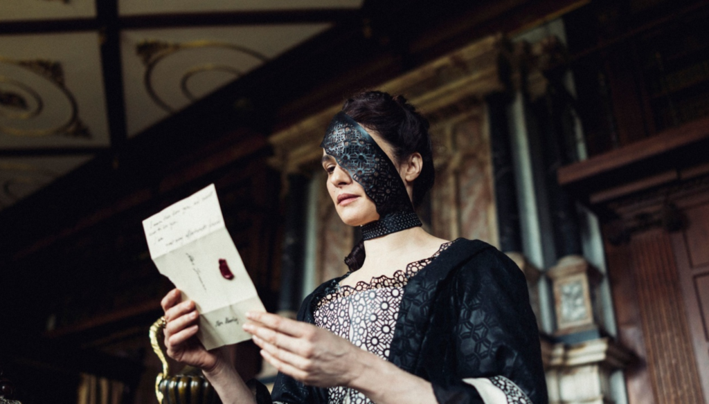 Rachel Weisz in una scena di La Favorita (2018) di Yorgos Lanthimos